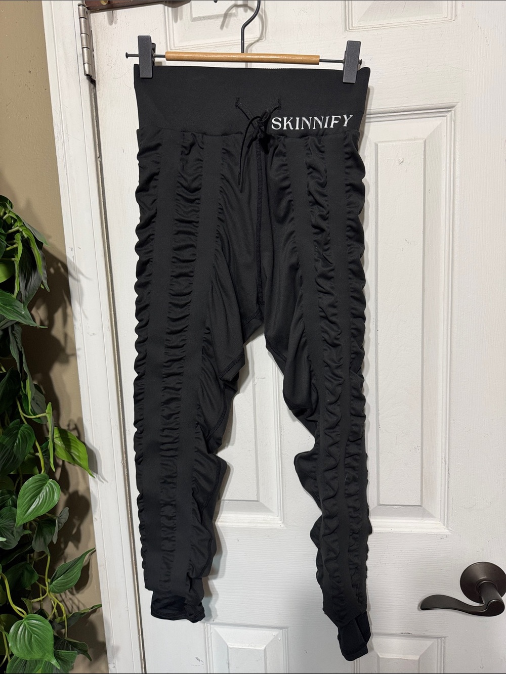 Skinnify Black Ruched High-Waist Leggings